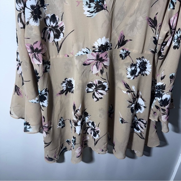Torrid Floral Beige Faux Wrap Blouse Size 3x Bell Sleeves - Picture 7 of 10